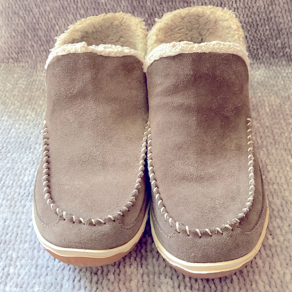 L.L Bean Suede Moccasin Slippers, Women’s Size 9, Brown, Warm, rubber soles